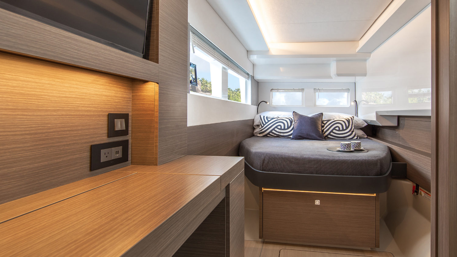 L40PC Interior-3895